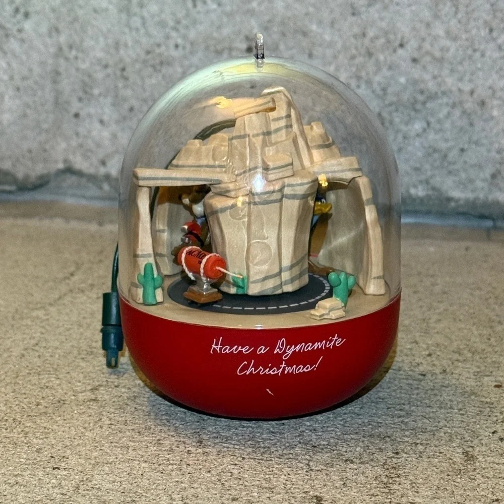 HALLMARK ROAD RUNNER AND WILE E COYOTE MAGIC KEEPSAKE ORNAMENT  1993